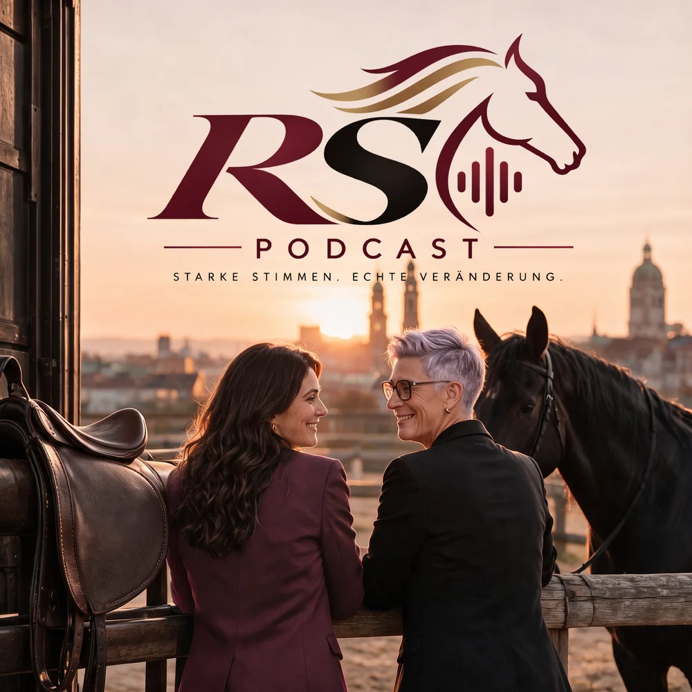 RS Podcast Cover: Nicolett und Silke am Zaun neben Sattel und Pferd, im Sonnenuntergang vor der Stadtsilhouette